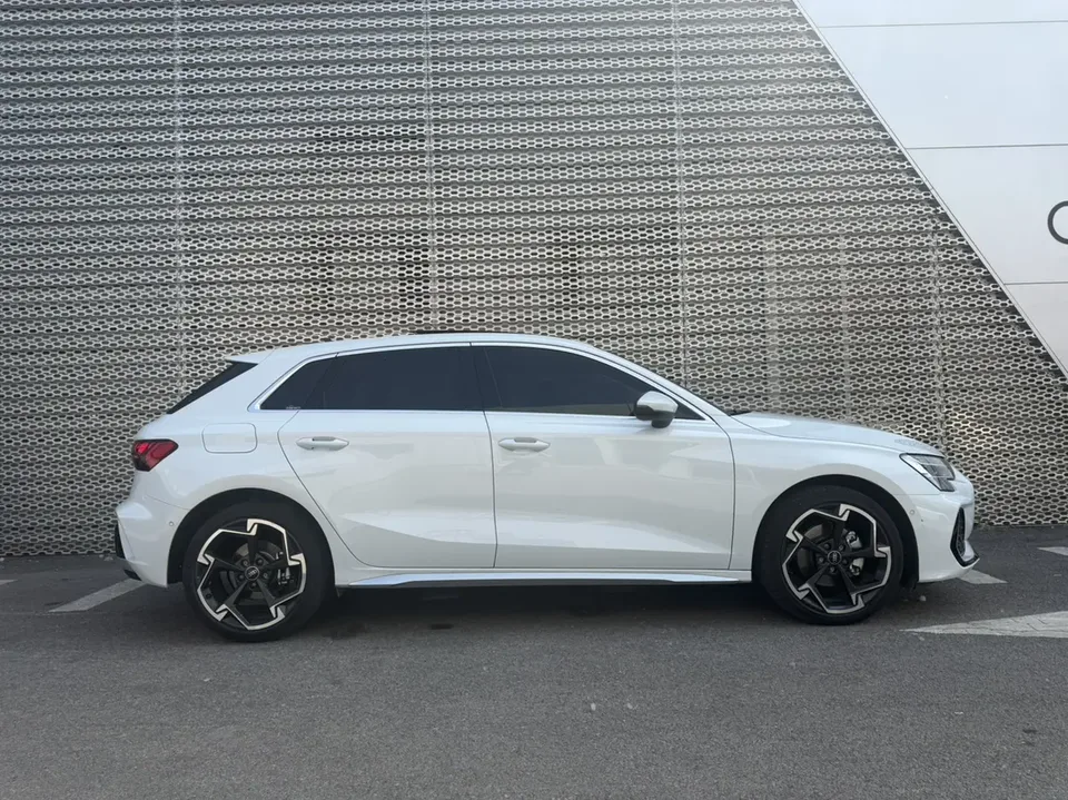 Audi A3 Audi A3 2025 Sportback 35 TFSI Flying Spur Premium Edition + Luxury Package 2025 — миниатюра 2