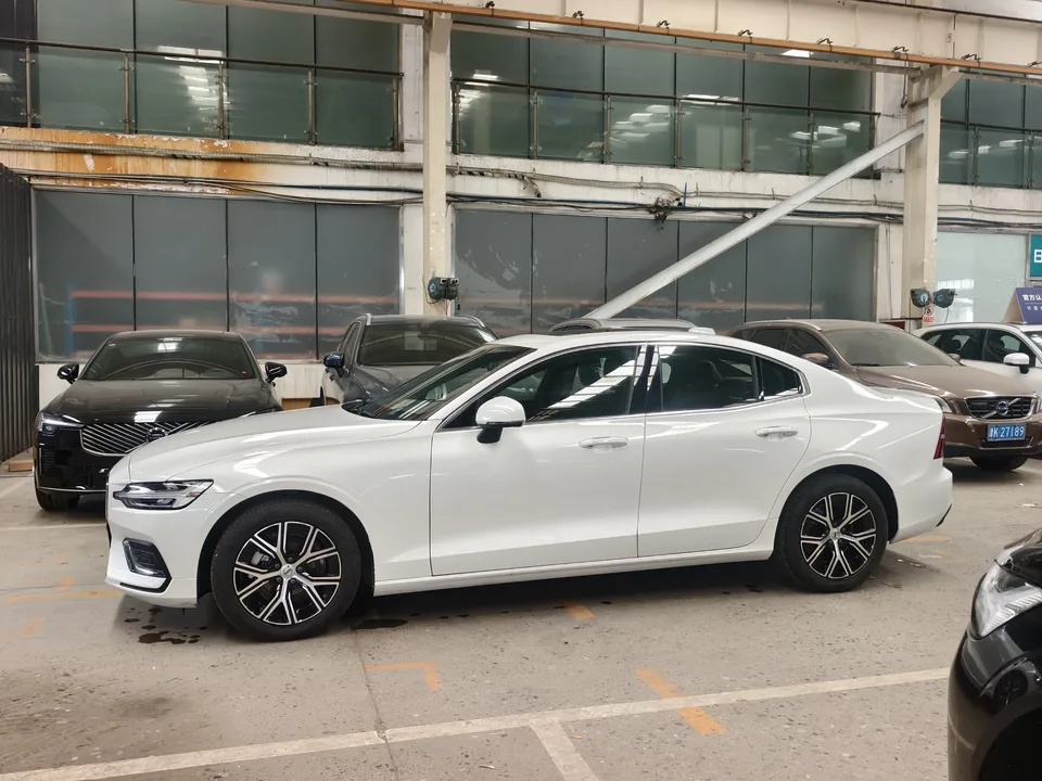 Volvo S60 Volvo S60 2025 B4 Zhiyi Luxury Edition 2025 — миниатюра 4