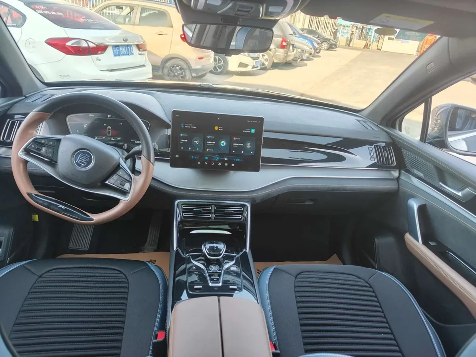 BYD Tang DM DM-i 1.5T 112KM Premium Edition 2023 — миниатюра 3