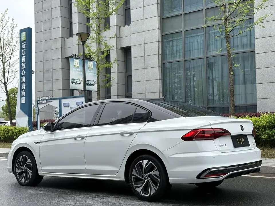 Volkswagen Bora 300TSI DSG Premium Edition 2023 — миниатюра 2