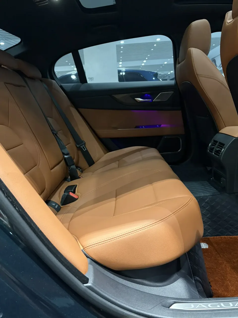 Jaguar XEL Jaguar XEL 2024 2.0T 250PS R-DYNAMIC S Black Sports Edition 2024 — миниатюра 2