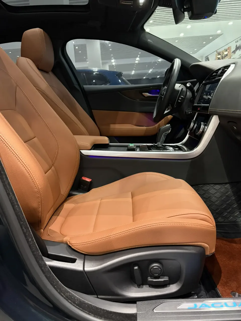 Jaguar XEL Jaguar XEL 2024 2.0T 250PS R-DYNAMIC S Black Sports Edition 2024 — миниатюра 5