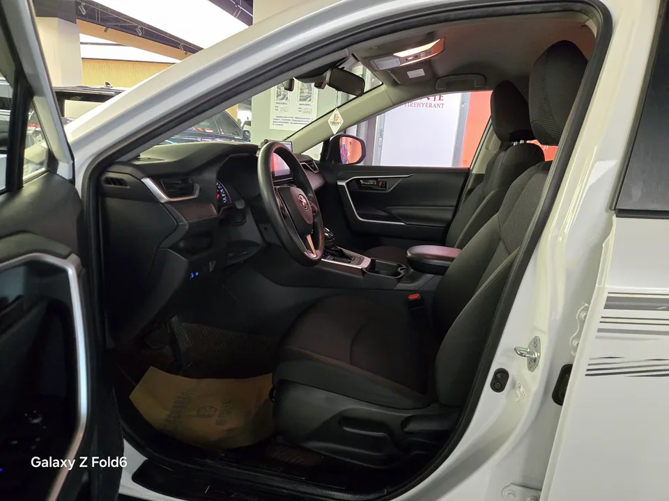 Toyota RAV4 2.0L CVT 2WD Urban Edition 2022 — миниатюра 3
