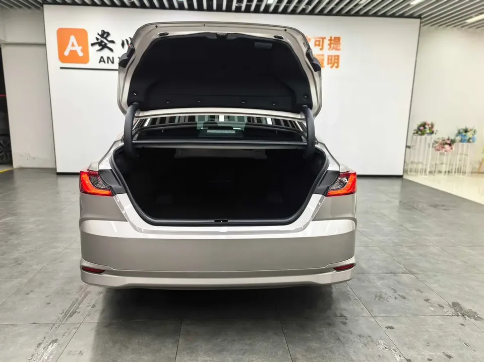 Toyota Camry 2.0E Elite Edition 2025 — миниатюра 4