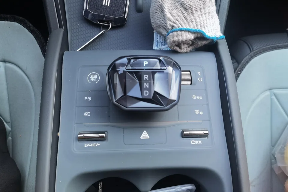 BYD Qin L DM Intelligent Driving Edition DM-i 80KM Leading Edition 2025 — миниатюра 3