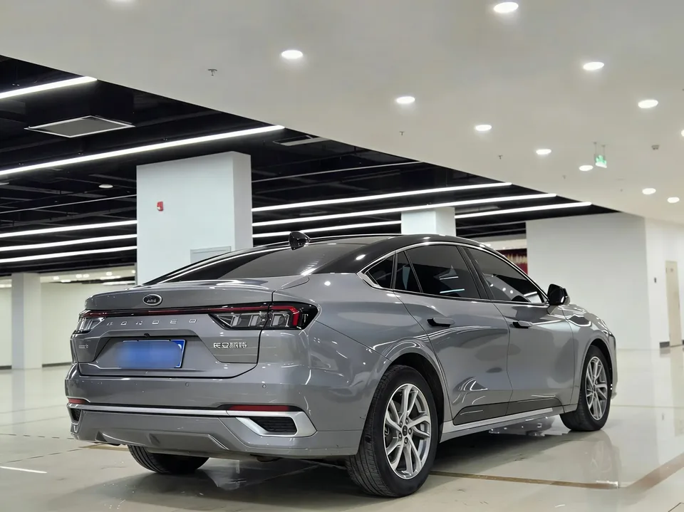 Ford Mondeo facelift EcoBoost 245 luxury model 2022 — миниатюра 4