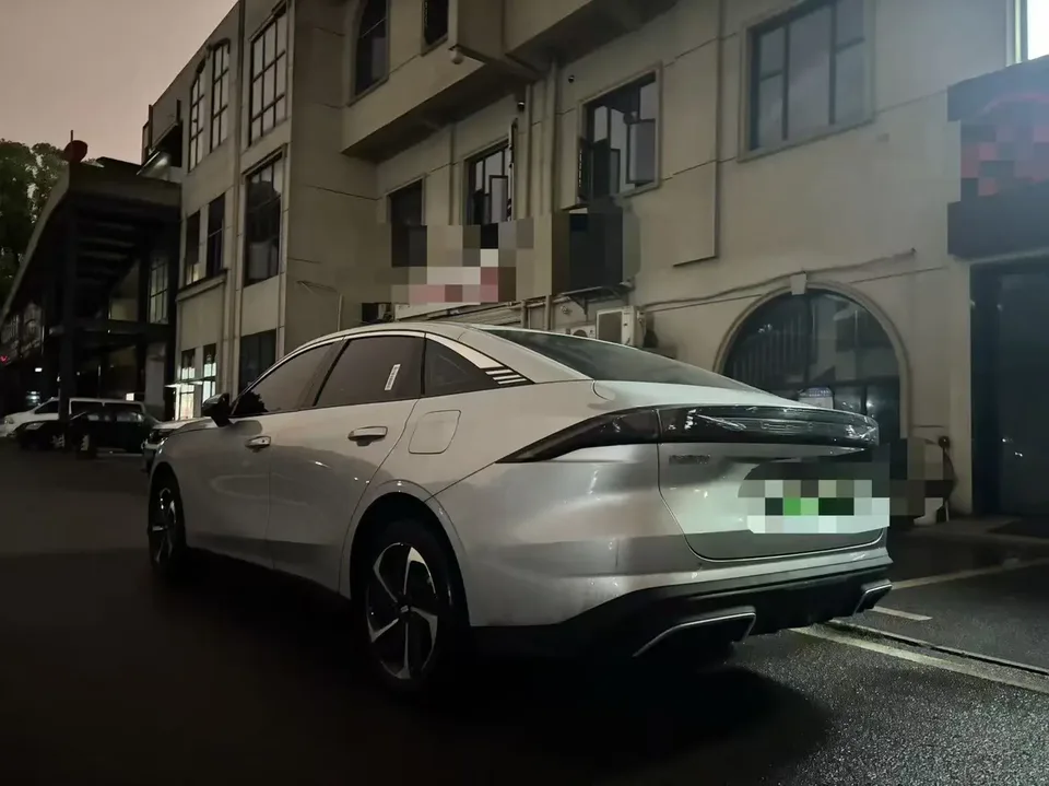 Geely Galaxy L6 Galaxy L6 2025 1.5 EM-i DHT 140KM Starship Edition 2025 — thumbnail 3