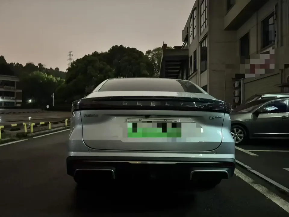 Geely Galaxy L6 Galaxy L6 2025 1.5 EM-i DHT 140KM Starship Edition 2025 — thumbnail 4