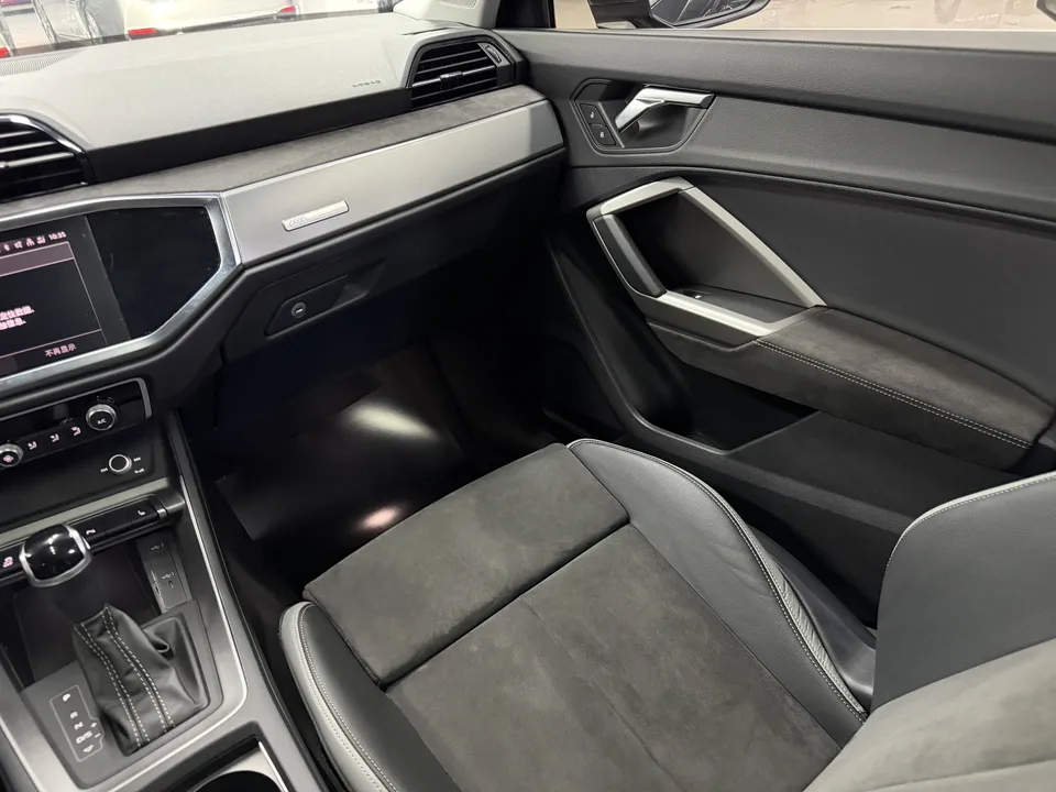 Audi Q3 Audi Q3 2022 35 TFSI aggressive and dynamic model 2022 — миниатюра 3