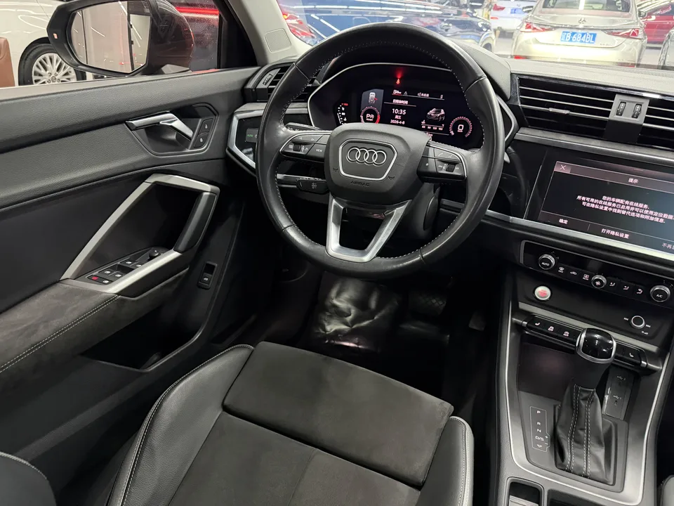 Audi Q3 Audi Q3 2022 35 TFSI aggressive and dynamic model 2022 — миниатюра 4