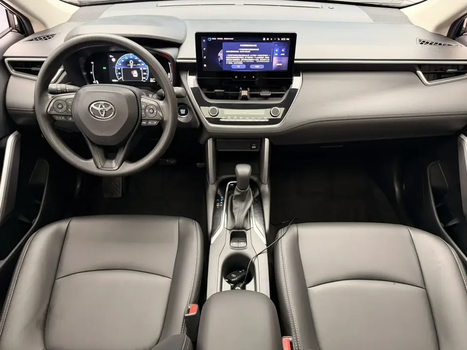 Toyota CorollaCross 2.0L CVT Deluxe Edition 2023 — миниатюра 3
