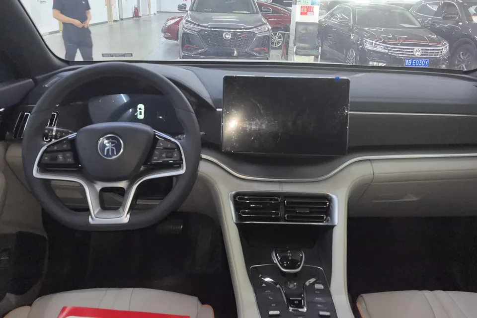 BYD Song PLUS DM DM-i 110KM 2WD Flagship PLUS 2023 — миниатюра 3