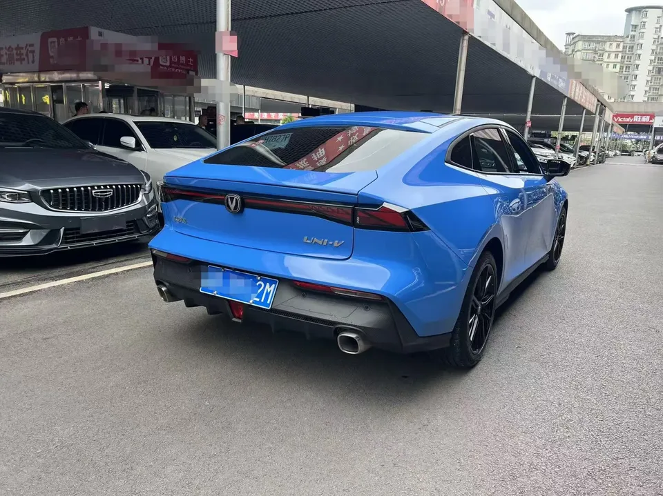 Changan UNI-V 1.5T Premium Edition 2022 — миниатюра 2