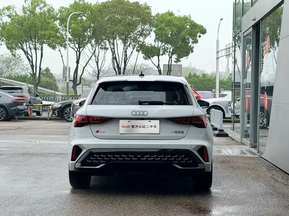 Audi A3 Audi A3 2025 Sportback 35 TFSI Flying Spur Premium Edition 2025 — миниатюра 2
