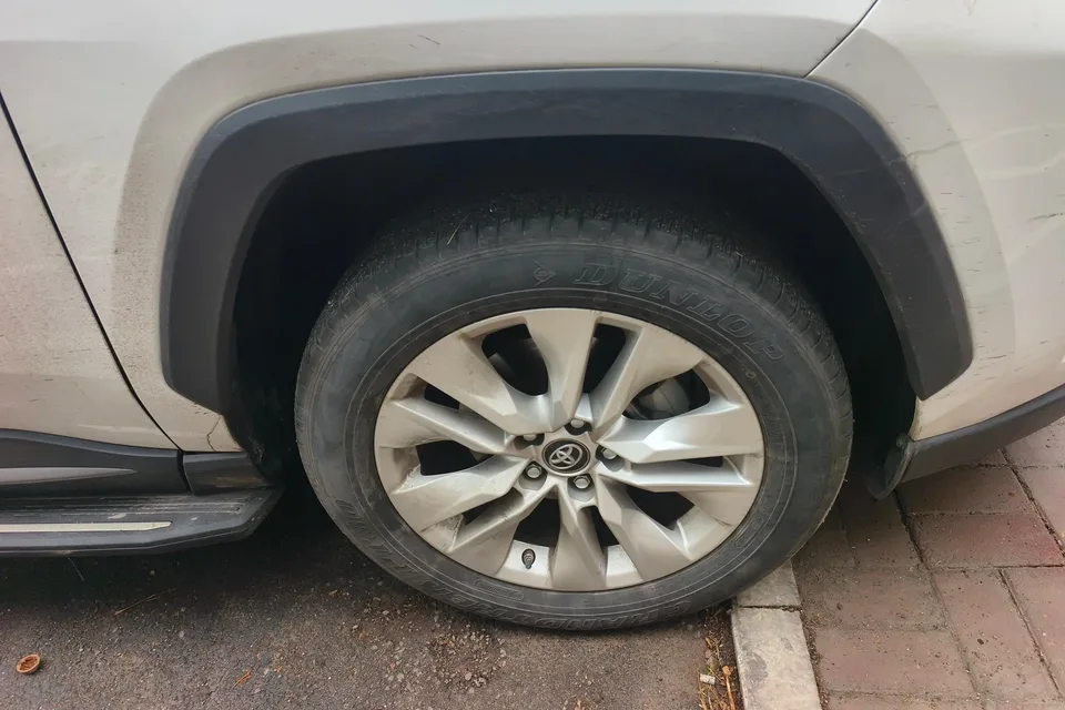 Toyota Willanda facelift 2.0L two-wheel drive leading version 2023 — миниатюра 3