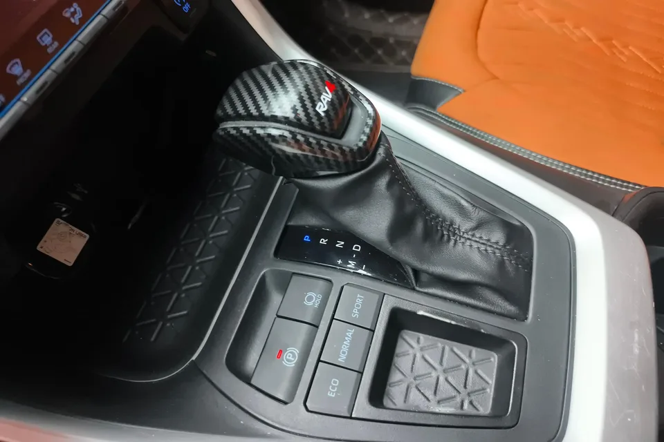 Toyota Willanda facelift 2.0L two-wheel drive leading version 2023 — миниатюра 4