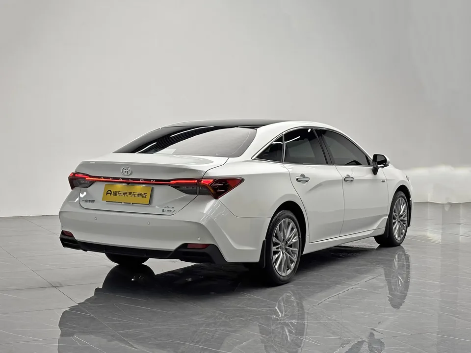 Toyota Avalon Intelligent Electric Hybrid 2.0L E-CVT Premium Edition 2024 — миниатюра 3