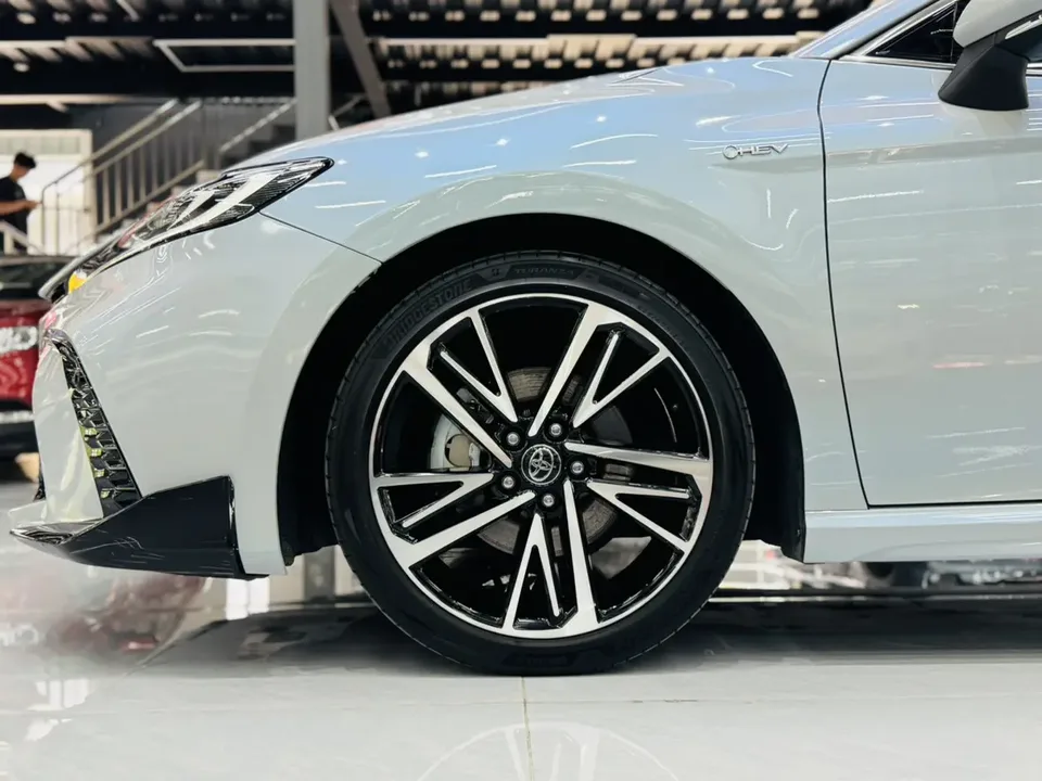 Toyota Camry Hybrid 2.0HS Sports Edition 2024 — миниатюра 2