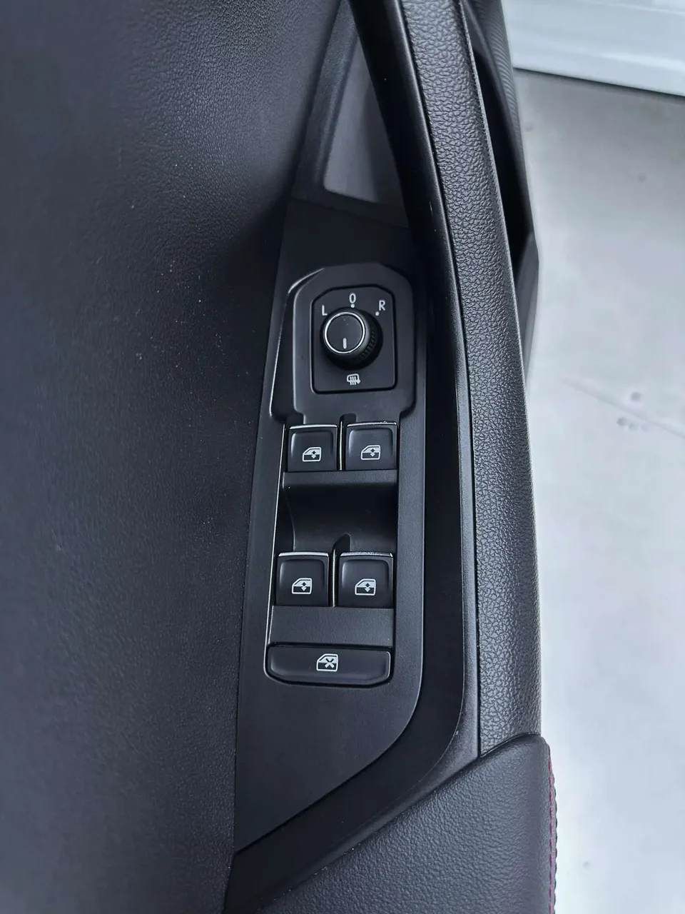 Skoda Karoq TSI280 Exclusive Edition 2024 — миниатюра 2