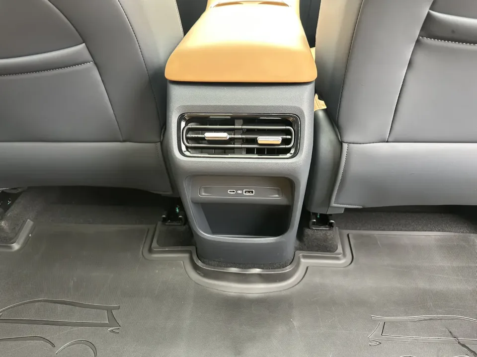 Geely Galaxy Starship 7 EM-i Galaxy Starship 7 EM-i 2025 55KM Sailing Edition 2025 — миниатюра 3