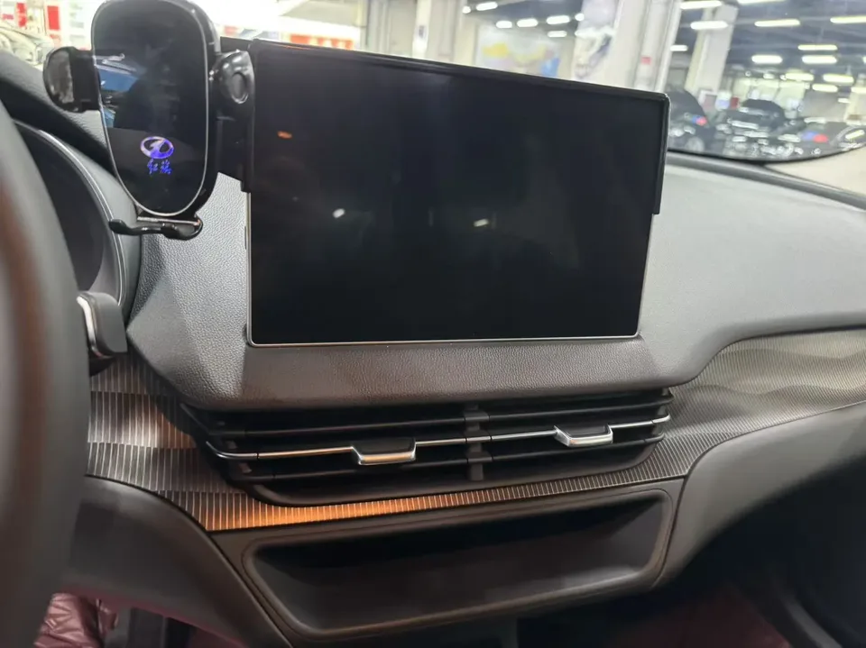 Hongqi E-QM5 facelift basic travel version 2024 — миниатюра 3