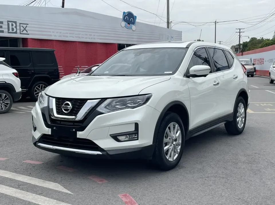 Nissan X-Trail Qijun 2022 X-Trail 2022 facelift 2.0L 2WD Intelligent Link Premium Edition 2023 — photo 1, buy with delivery to Moscow