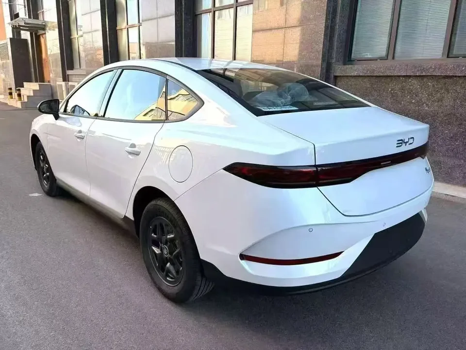 BYD Qin PLUS DM DM-i 128KM Progressive Edition 2026 — миниатюра 4