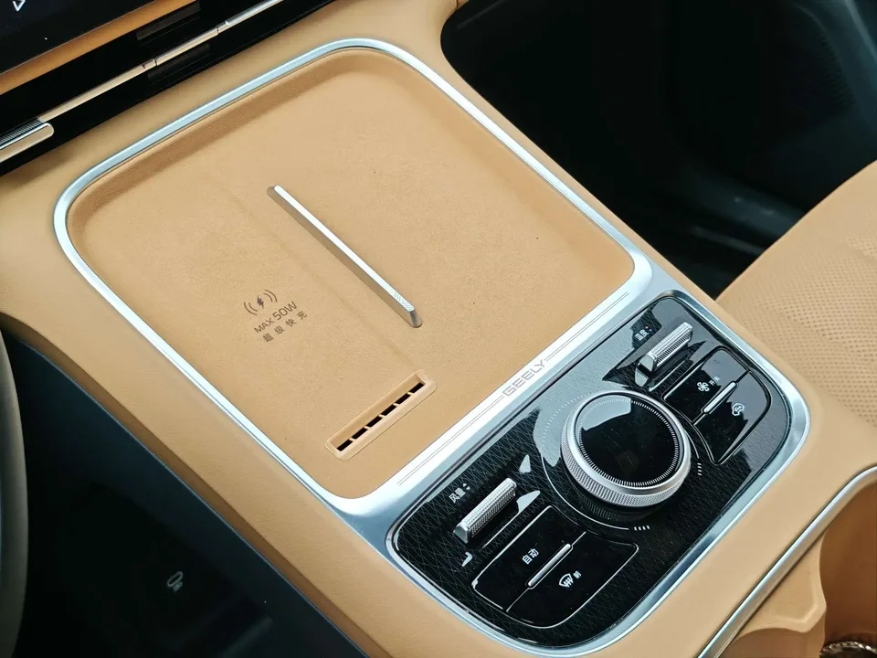 Geely Galaxy Starship 7 EM-i Galaxy Starship 7 EM-i 2025 120KM Pilot Edition 2025 — миниатюра 4