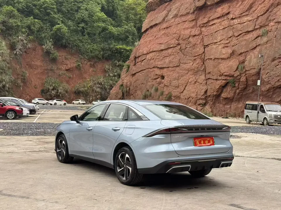 Geely Galaxy L6 Galaxy L6 2025 1.5 EM-i DHT 140KM Starship Edition 2025 — thumbnail 4