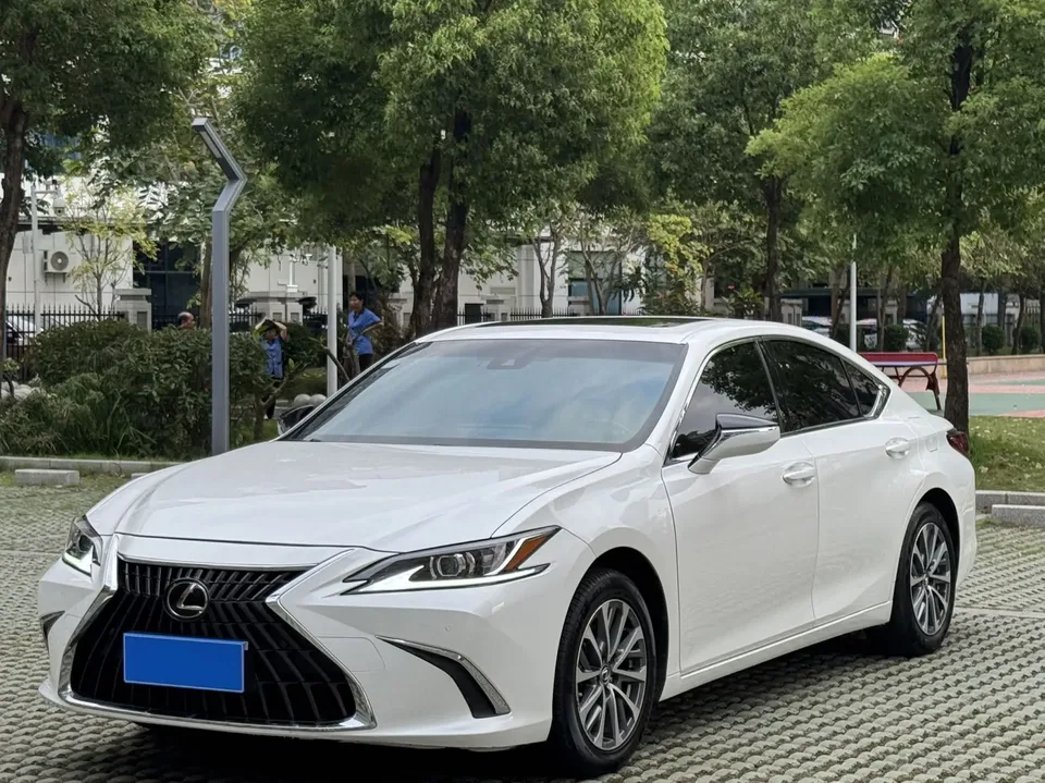 Lexus ES 2022