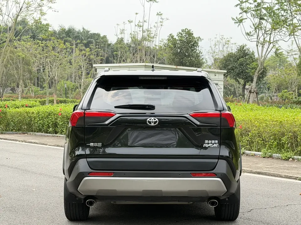 Toyota RAV4 2.0L CVT 2WD 20th Anniversary Platinum Edition 2023 — миниатюра 2