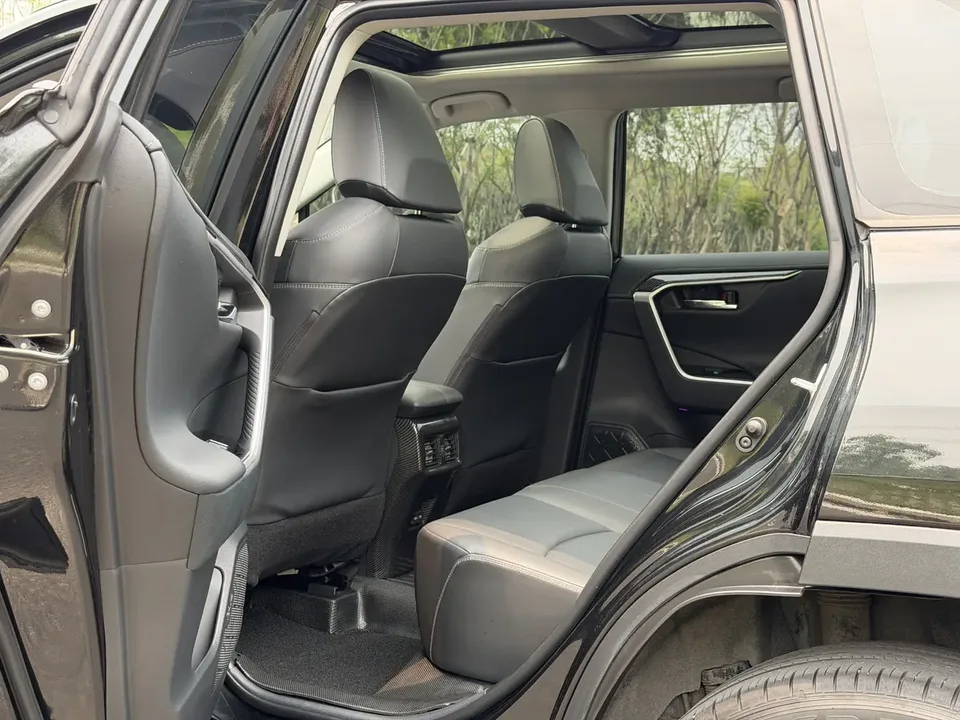Toyota RAV4 2.0L CVT 2WD 20th Anniversary Platinum Edition 2023 — миниатюра 3