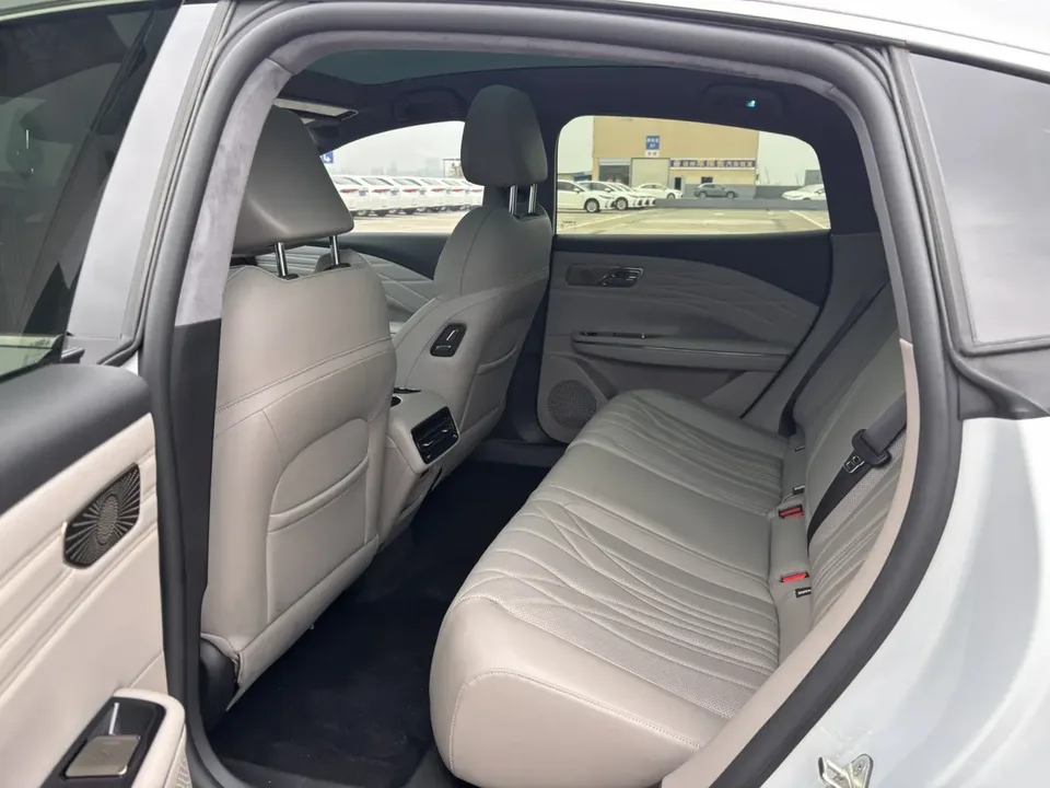 Geely Galaxy Star 8 PHEV 130km EM-i Premium Edition 2025 — миниатюра 3