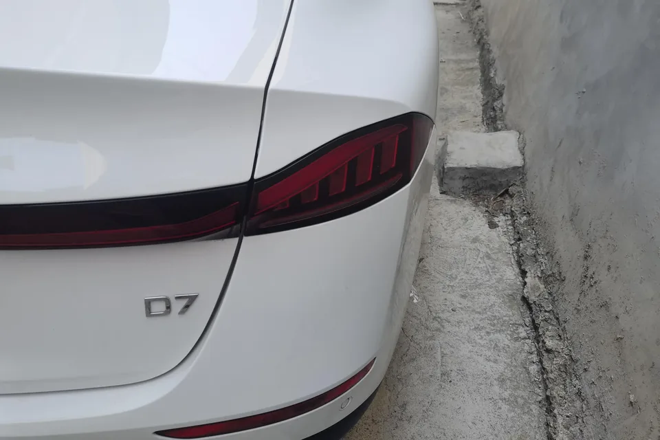 Roewe D7 DMH Roewe D7 DMH 2025 125 World Champion Excellence Edition 2025 — миниатюра 2