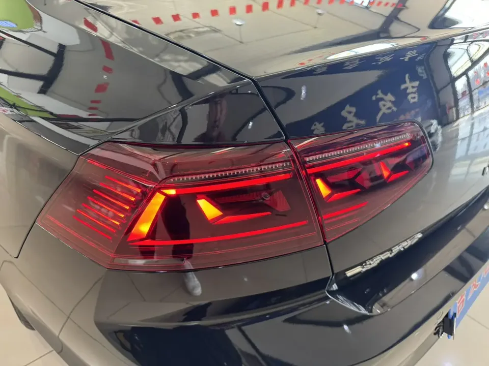 Volkswagen Magotan Magotan 2023 2 million commemorative edition 330TSI DSG luxury model 2023 — миниатюра 3