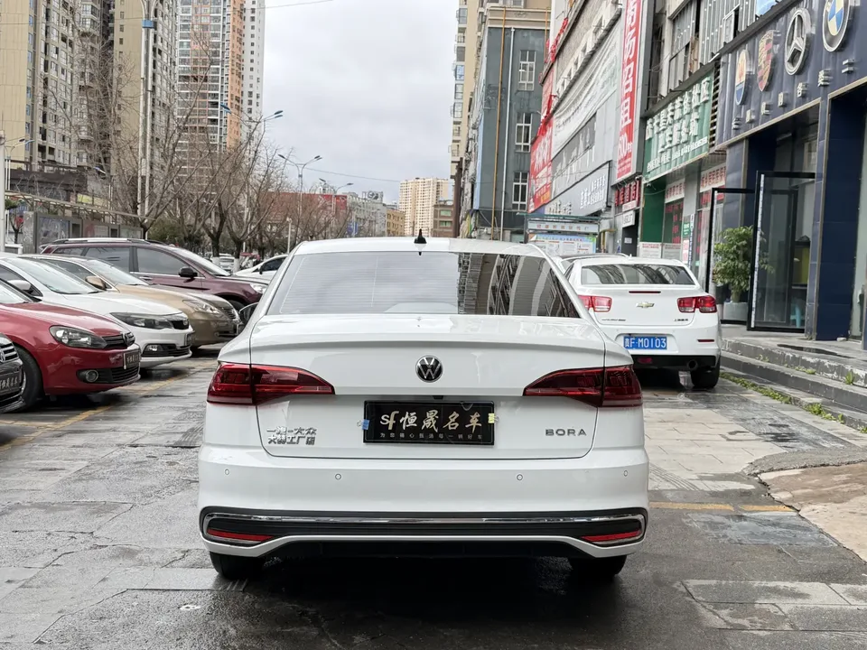 Volkswagen Bora Bora 2023 1.5L Automatic Limited Edition 2022 — миниатюра 2