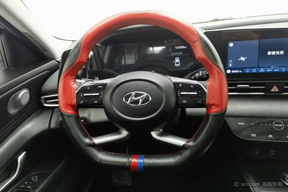 Hyundai Elantra 1.5L CVT LUX Premium Edition 2023 — миниатюра 3