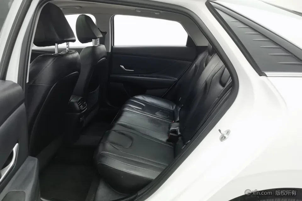 Hyundai Elantra 1.5L CVT LUX Premium Edition 2023 — миниатюра 4
