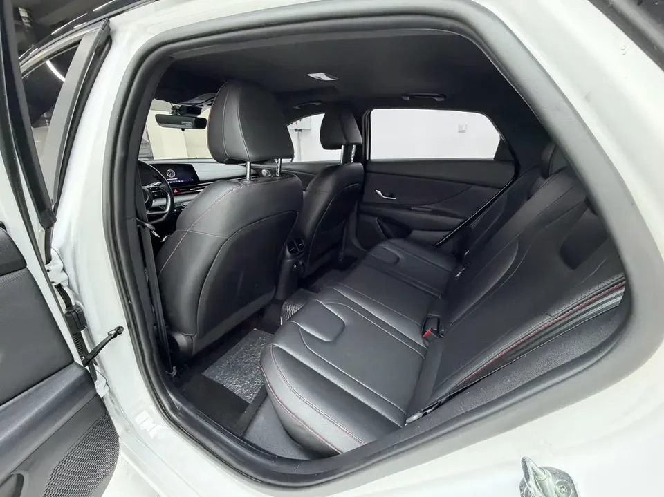 Hyundai Elantra 1.5L CVT LUX Premium Edition 2024 — миниатюра 3