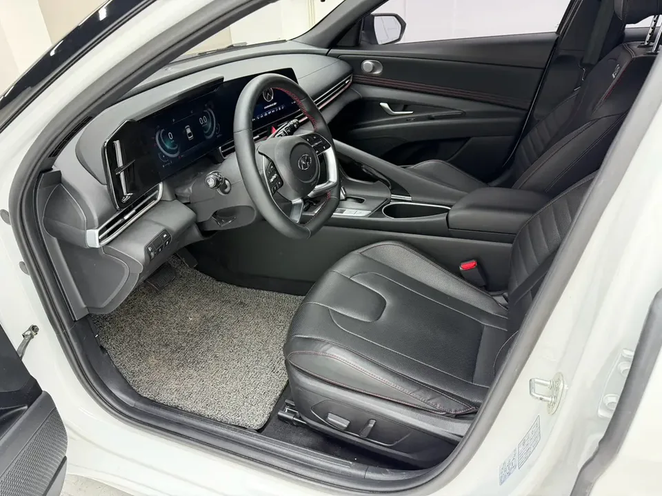 Hyundai Elantra 1.5L CVT LUX Premium Edition 2024 — миниатюра 5