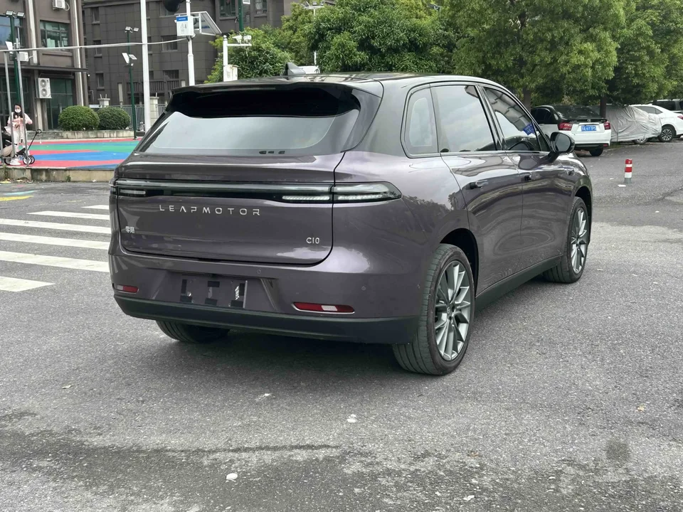 Leapmotor Zero running C10 Leapmotor C10 2026 Pure Electric 605 Enjoyable Edition 2025 — миниатюра 2
