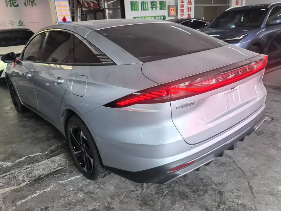 Geely Galaxy L6 1.5 EM-i DHT 140KM Exploration+ Edition 2025 — миниатюра 3