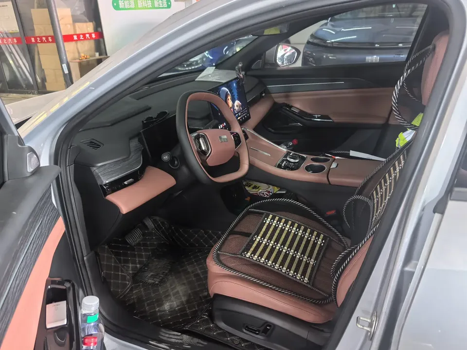 Geely Galaxy L6 1.5 EM-i DHT 140KM Exploration+ Edition 2025 — миниатюра 5