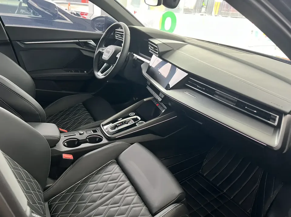 Audi A3 Audi A3 2026 Sportback 35 TFSI Flying Spur Luxury Edition + Luxury Package 2025 — миниатюра 2
