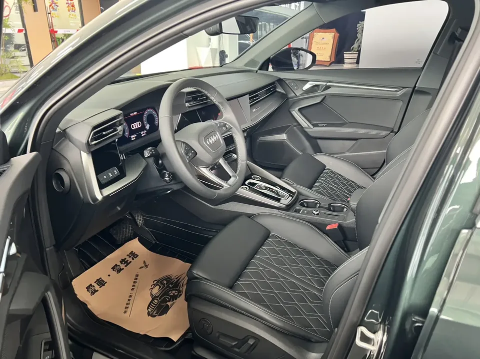 Audi A3 Audi A3 2026 Sportback 35 TFSI Flying Spur Luxury Edition + Luxury Package 2025 — миниатюра 3