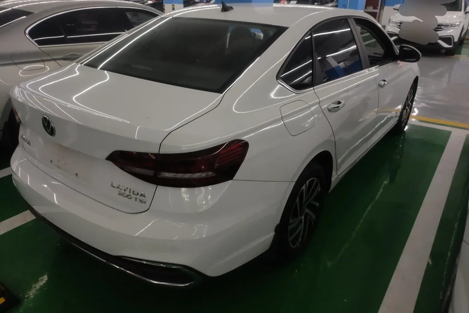 Volkswagen Lavida 300TSI DSG Full Edition 2023 — миниатюра 3