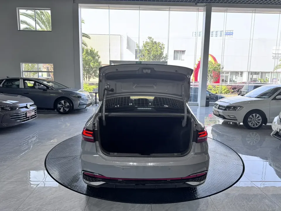 Volkswagen Lavida 300TSI DSG Starry Sky Eternal Edition 2023 — миниатюра 3