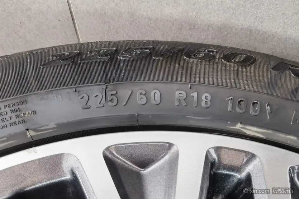Ford Escape EcoBoost 245 2WD Premium Edition 2023 — миниатюра 3