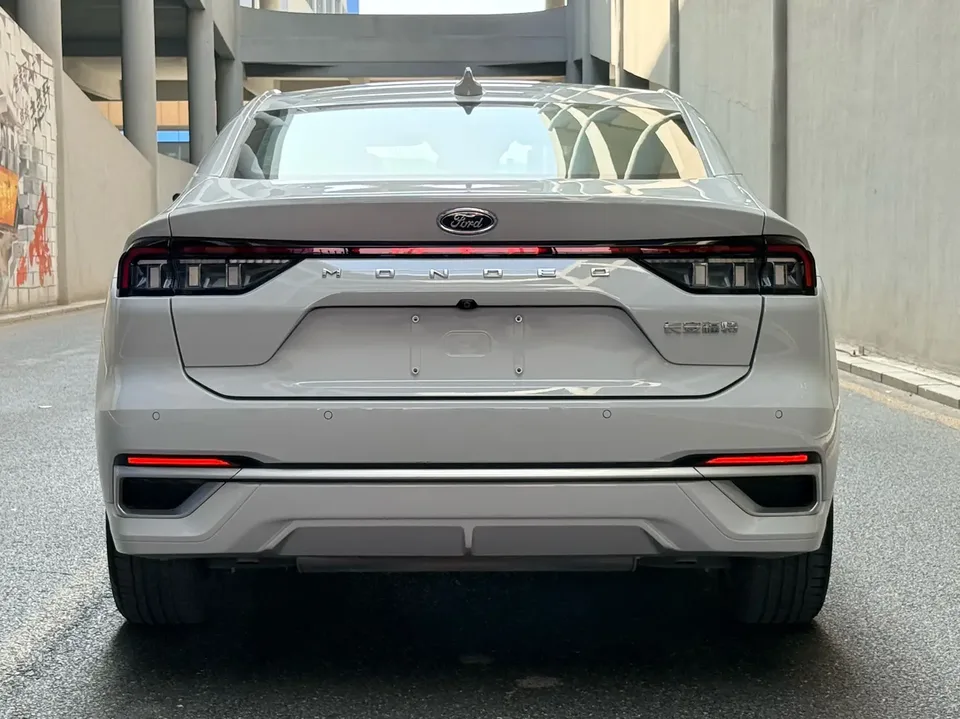 Ford Mondeo Mondeo EcoBoost 180 Luxury 2023 — миниатюра 4