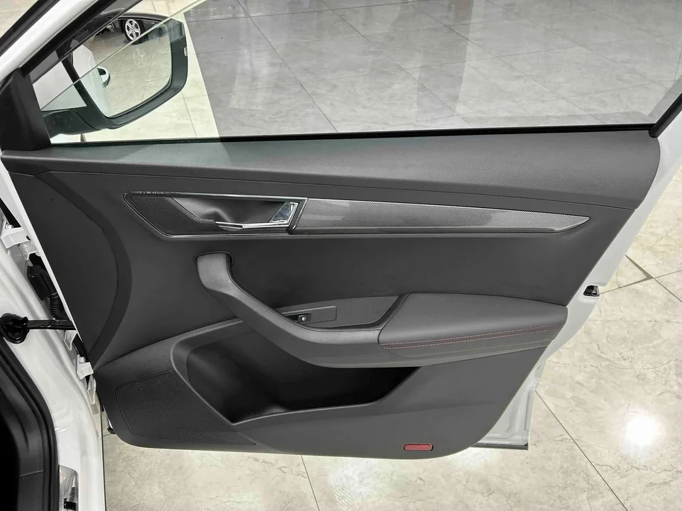 Skoda Karoq TSI280 Luxury Edition 2023 — миниатюра 4